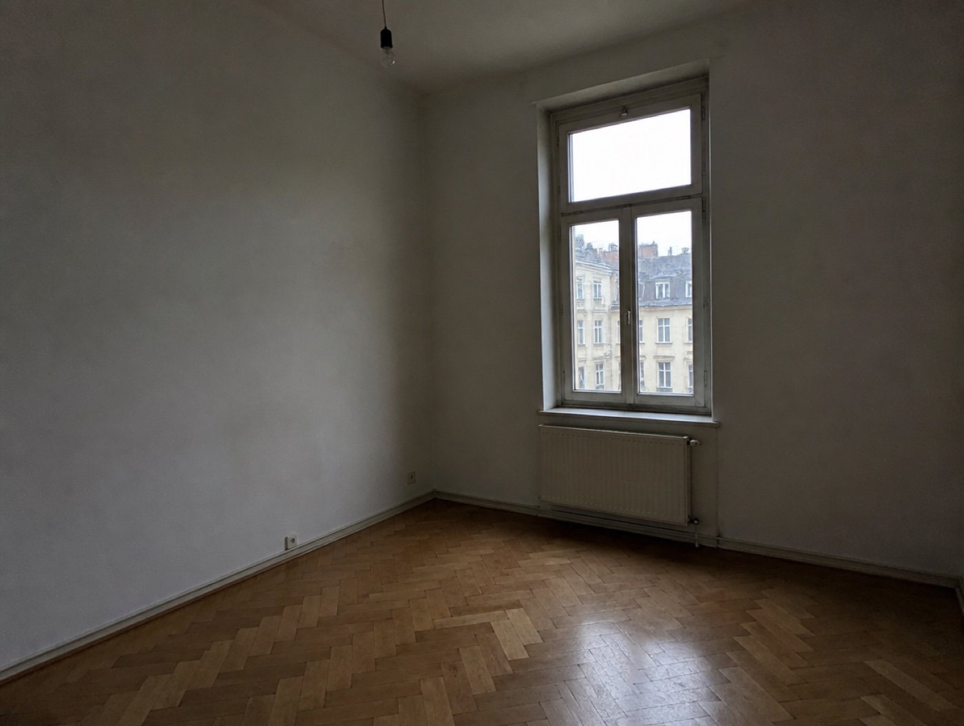 Leerer Raum vor der Möblierung