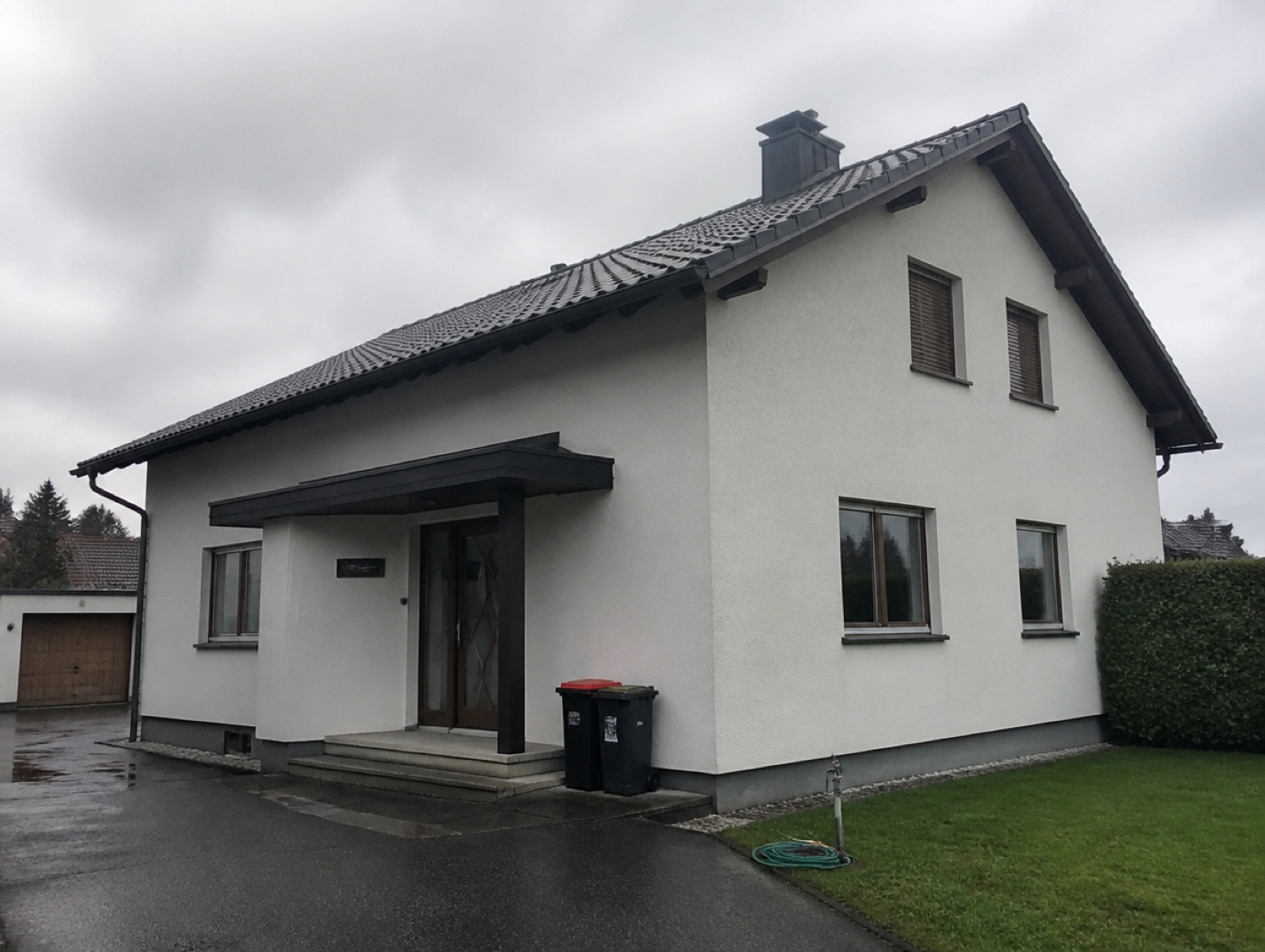 Gebäude bei trübem Licht und grauem Himmel